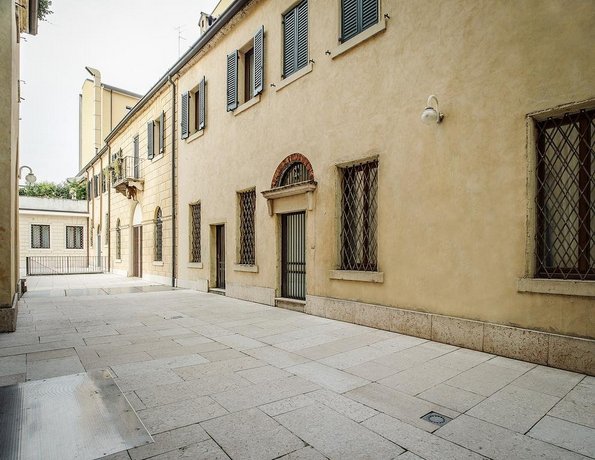 Arena Easy Suites Guesthouse