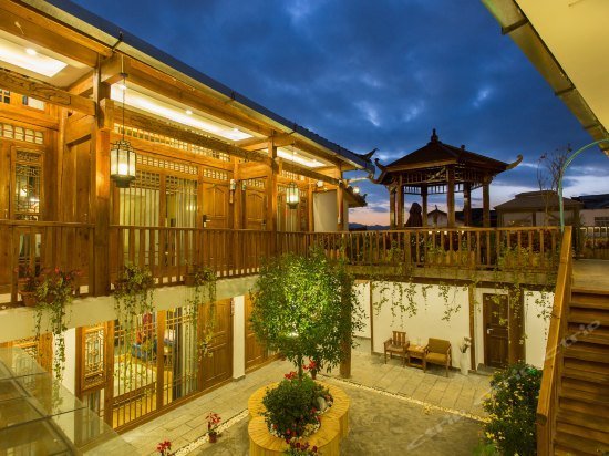 Floral Lijiang Exclusive Memory Inn