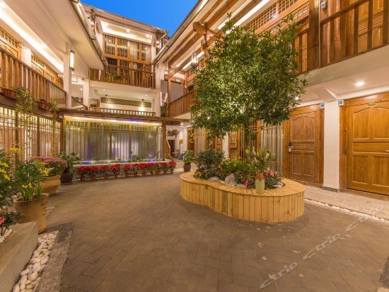 Floral Lijiang Exclusive Memory Inn