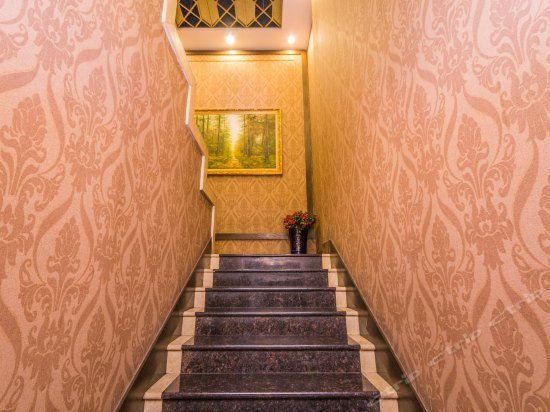 E'meishan Hongji Business Inn