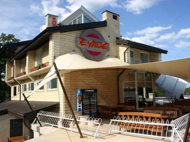 Yo-Moyo Hotel