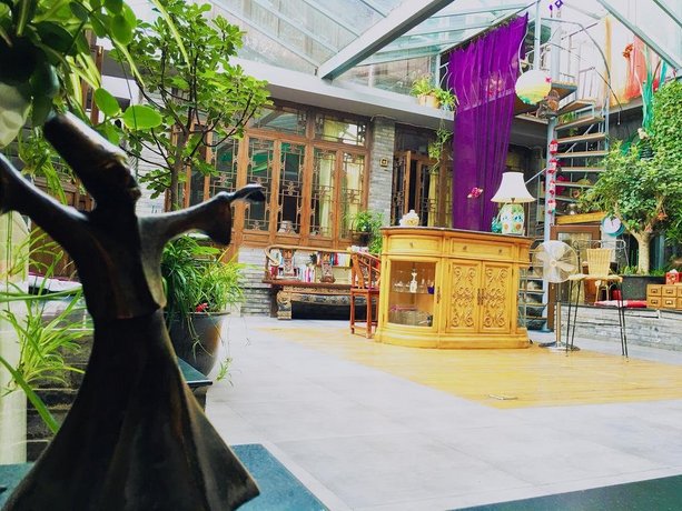 Kelly's Courtyard Hotel