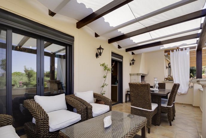 Luxury 2br apartment 50m from beach