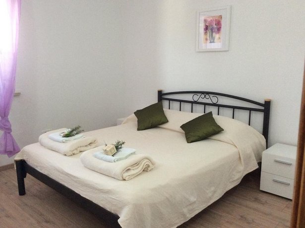 Awesome Home in Donji Humac With Wifi and 5 Bedrooms