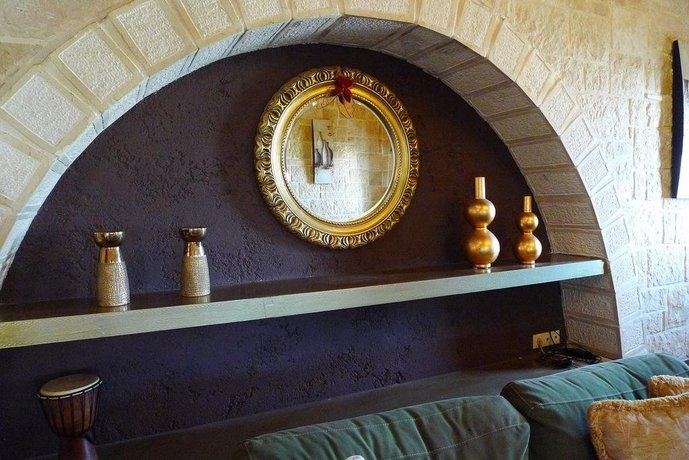 Traditional Stonehouse Vicky