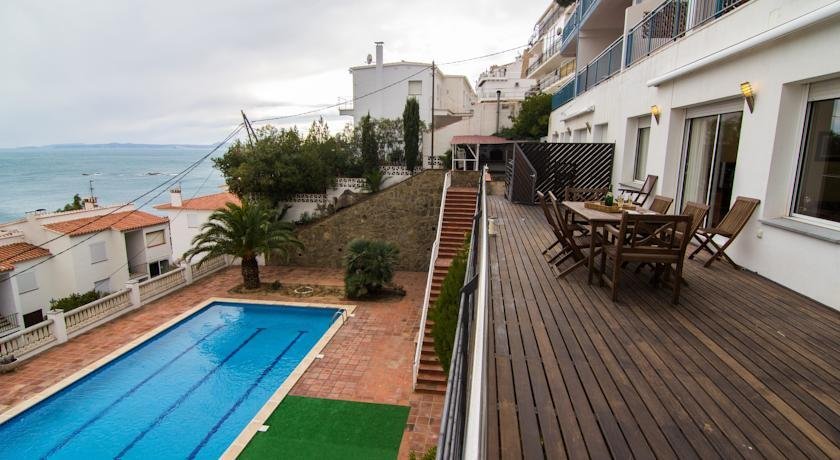 Agi Rodas Apartments