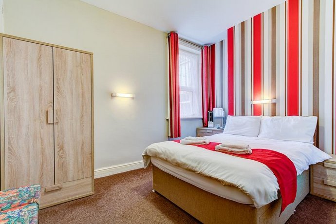 Rayners Hotel