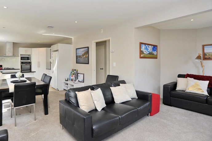 Regents Villa A - Christchurch Holiday Homes