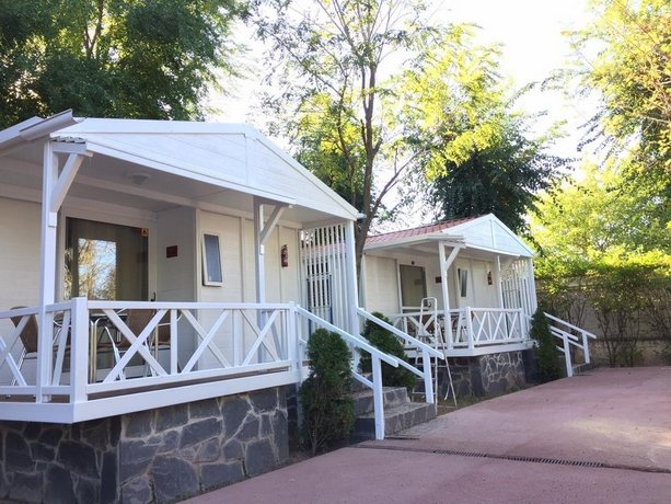 Bungalows & Albergue La Playa