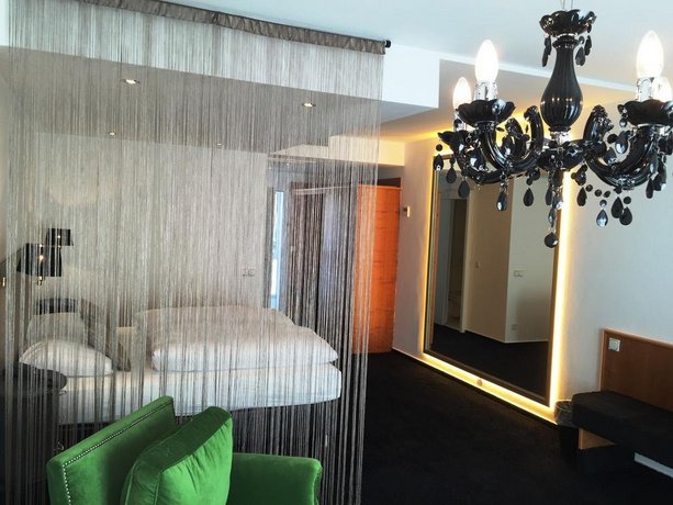 Hotel Black Crystal