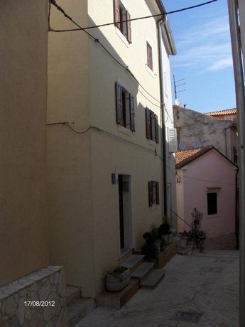 Old Town Cres Apartments