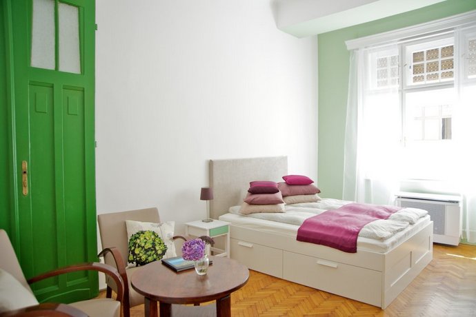 Green Door Family Apartment