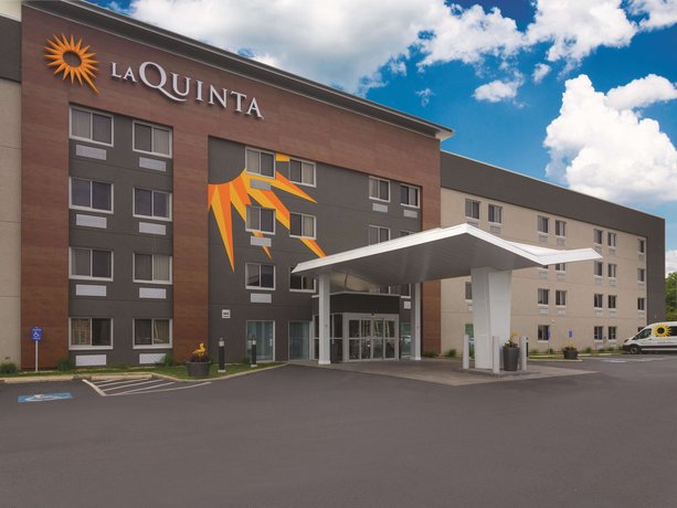 La Quinta Inn & Suites Cleveland - Airport North