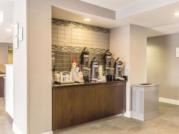 La Quinta Inn & Suites Cleveland - Airport North