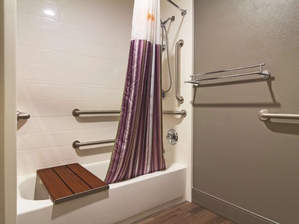La Quinta Inn & Suites Cleveland - Airport North