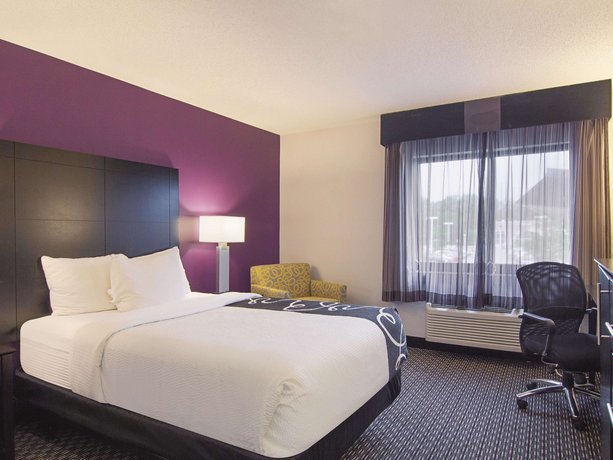 La Quinta Inn & Suites Cleveland - Airport North
