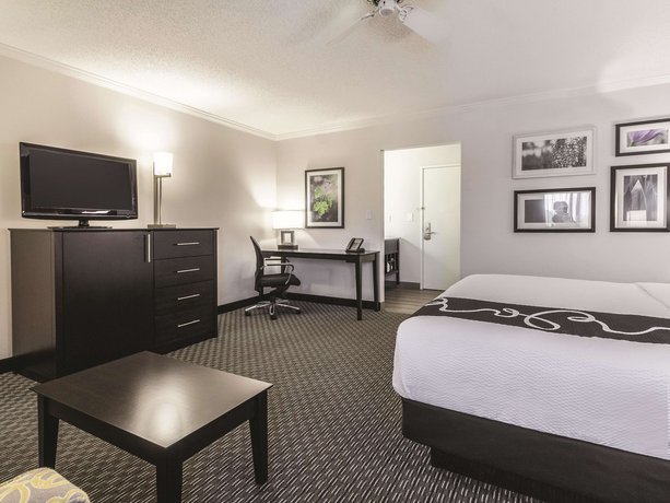 La Quinta Inn & Suites Cleveland - Airport North