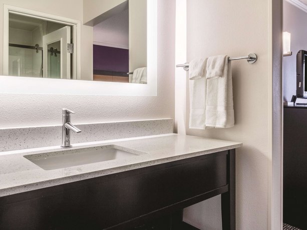 La Quinta Inn & Suites Cleveland - Airport North