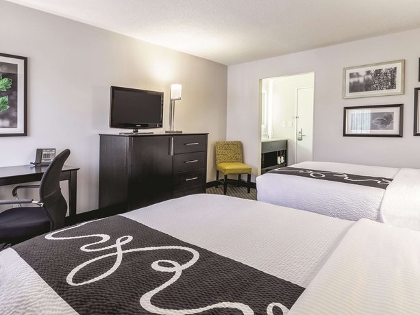 La Quinta Inn & Suites Cleveland - Airport North