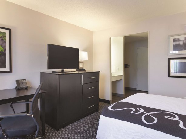 La Quinta Inn & Suites Cleveland - Airport North