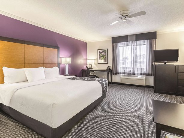 La Quinta Inn & Suites Cleveland - Airport North