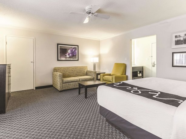 La Quinta Inn & Suites Cleveland - Airport North
