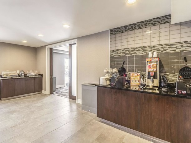 La Quinta Inn & Suites Cleveland - Airport North