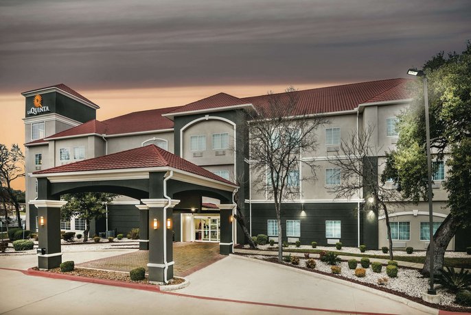 La Quinta Inn & Suites San Antonio The Dominion