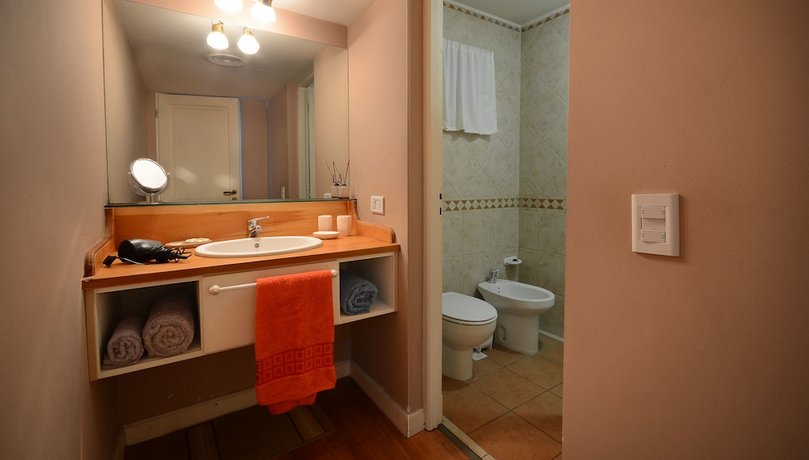 Great 3 Bedroom Home on the Lake Shore H50