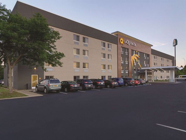 La Quinta Inn & Suites Cleveland - Airport North