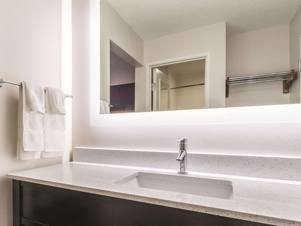 La Quinta Inn & Suites Cleveland - Airport North