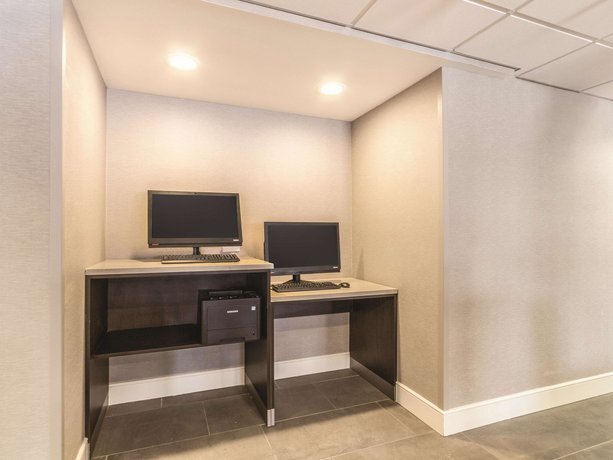 La Quinta Inn & Suites Cleveland - Airport North