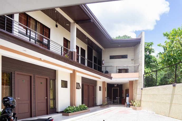 OYO 153 Monclaire Suites