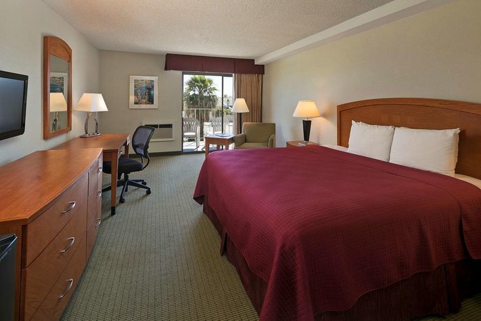 Golden Sails Hotel