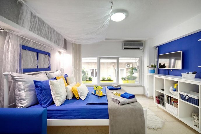 Santorini Style in Athens Plaza Luxury's Apartments
