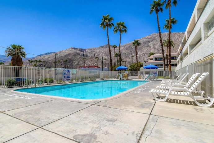 Motel 6 Palm Springs Downtown - Compare Deals