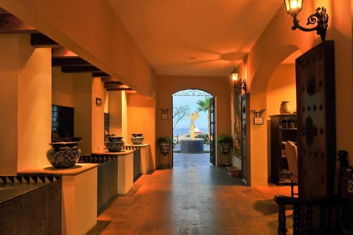 Unique Master 1 Bedroom Suite 1 King