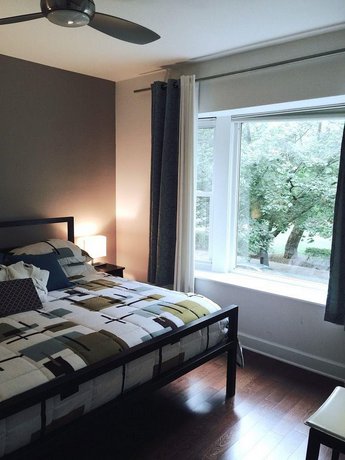 House 5863 - Chicago's Premier Bed and Breakfast