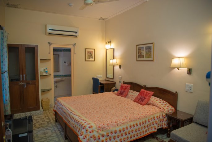 Hotel Arya Niwas