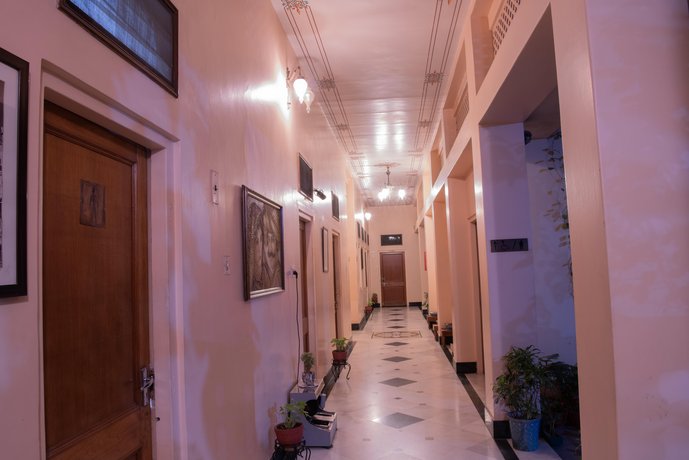 Hotel Arya Niwas