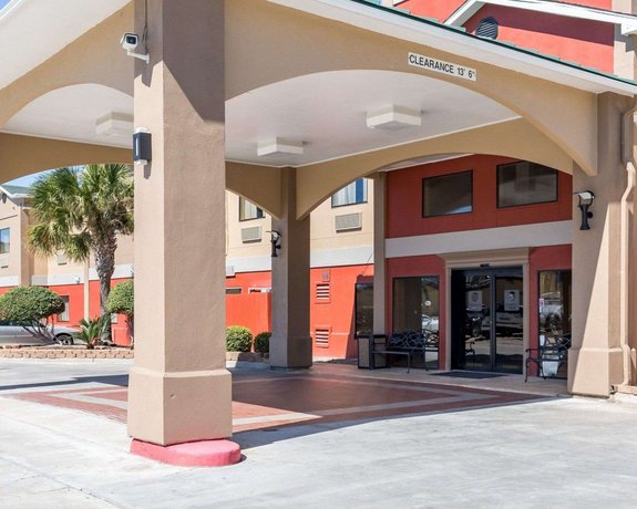 Econo Lodge Inn & Suites East