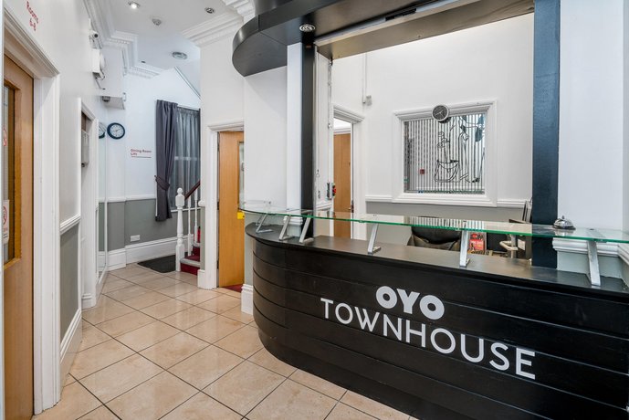 OYO Townhouse New England Victoria