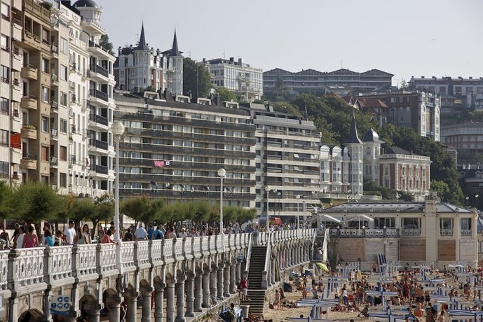 Playa de La Concha 5 Apartment by FeelFree Rentals