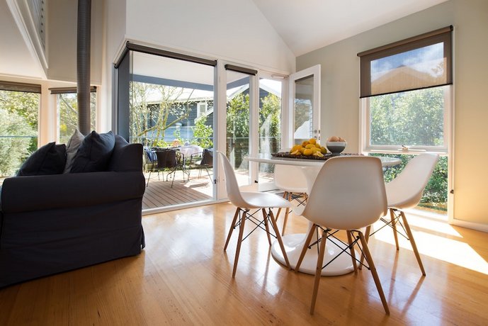 Boatshed Villa Yellow Door