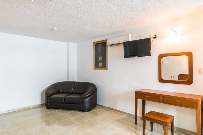 Suites Poliforum Inn