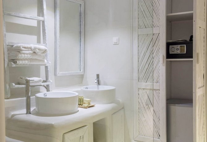 Akkadian Lgbt Boutique Hotel (ex. Three Shades Mykonos)