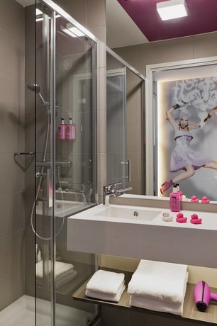 MOXY Vienna Airport