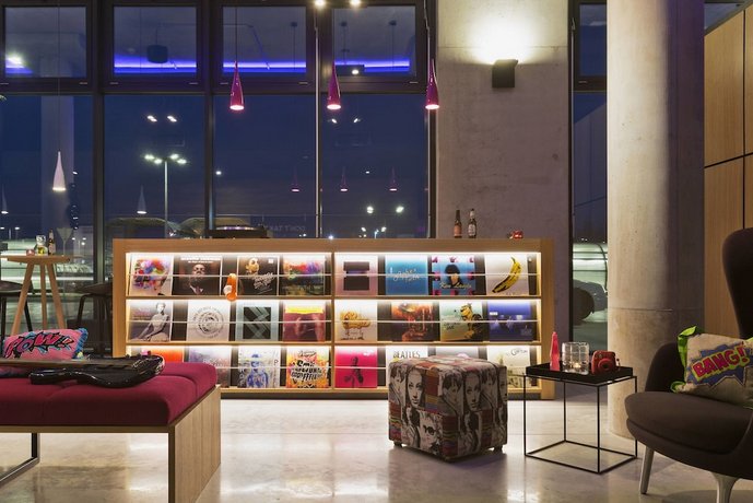 MOXY Vienna Airport