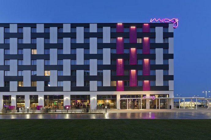 MOXY Vienna Airport