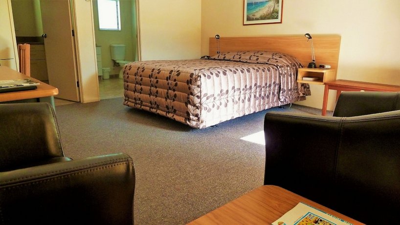 Tudor Lodge Motel